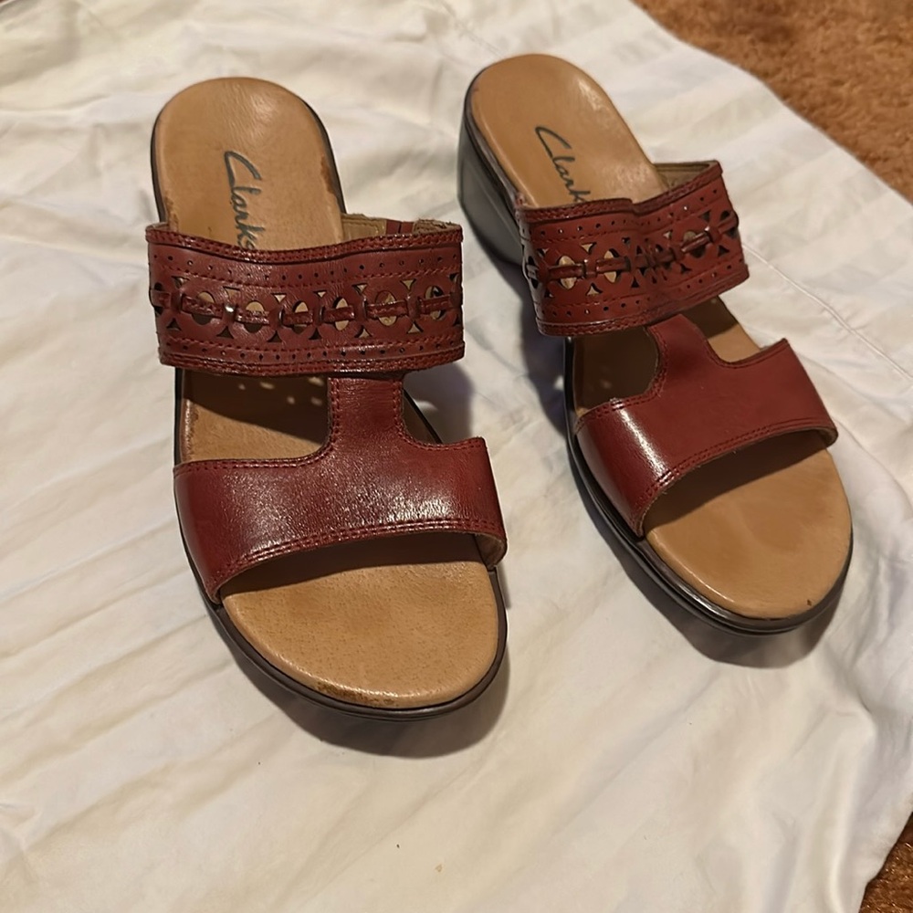 Like New Clarks Size 8M Sandals Red Leather Slip-on, Small Heel